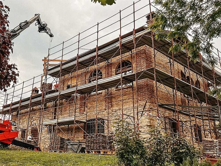 Restauro edile, impresa che sta lavorando in località Castellone, una piccola frazione di Pianello per il rifacimento del tetto di un edificio con mattoni e pietre a vista
