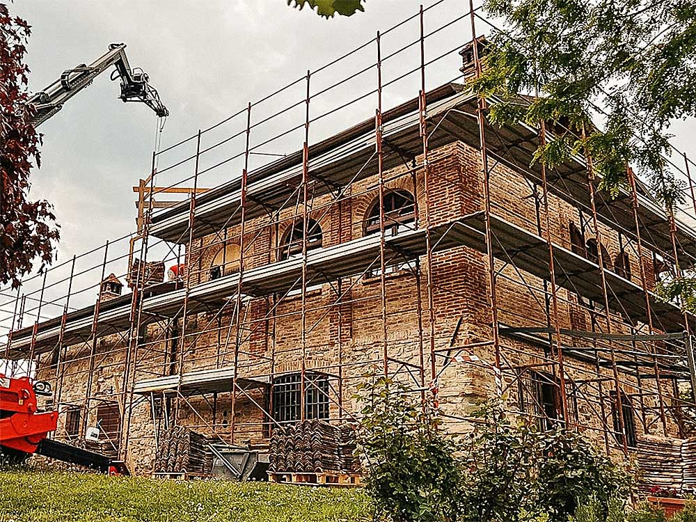 restauro-edile Restauro edile, impresa che sta lavorando in località Castellone, una piccola frazione di Pianello per il rifacimento del tetto di un edificio con mattoni e pietre a vista