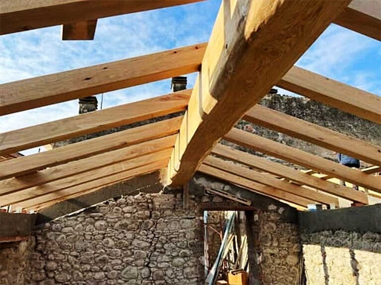 Ristrutturazione di un tetto in rovere francese eseguito dalla impresa edile Edilvaltidone
