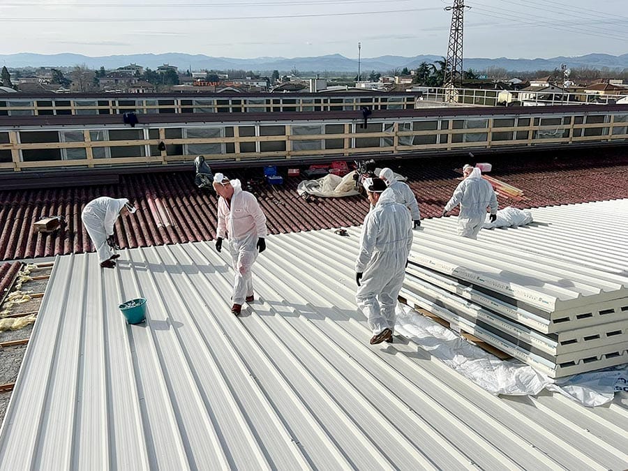 rimozione-amianto-piacenza-1 Squadra di operai addetti alla rimozione e bonifica amianto in provincia di Piacenza