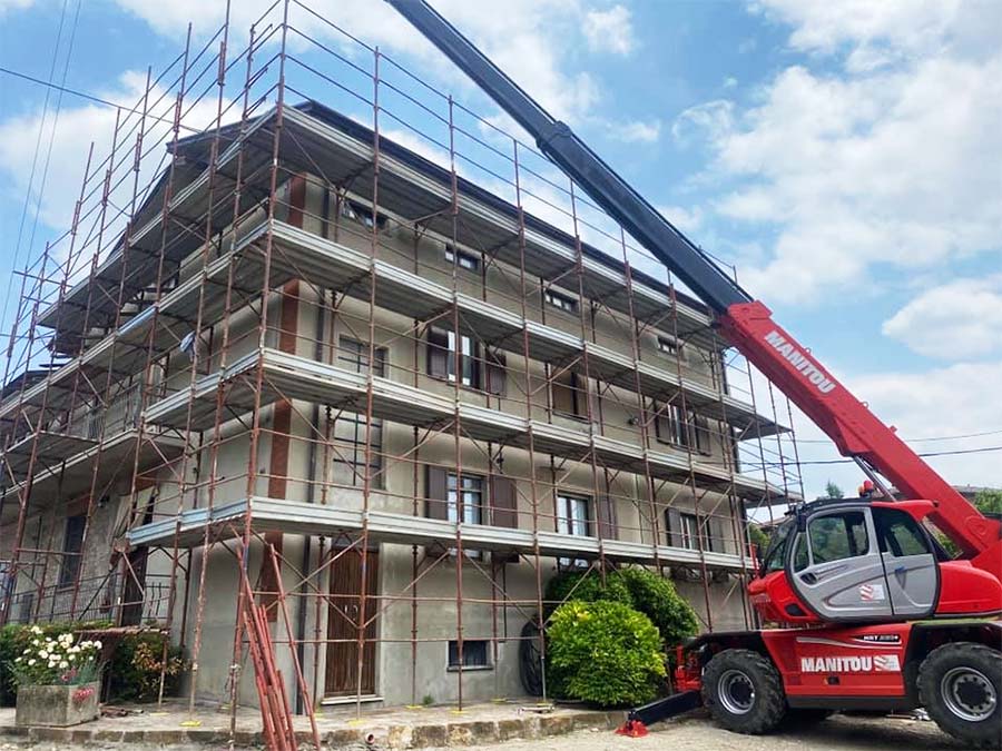 Restyling completo a questa abitazione di Sala Mandelli: coibentazione tetto con tegole nuove, rifacimento facciata con rasatura, cappotto e intonachino colorato.