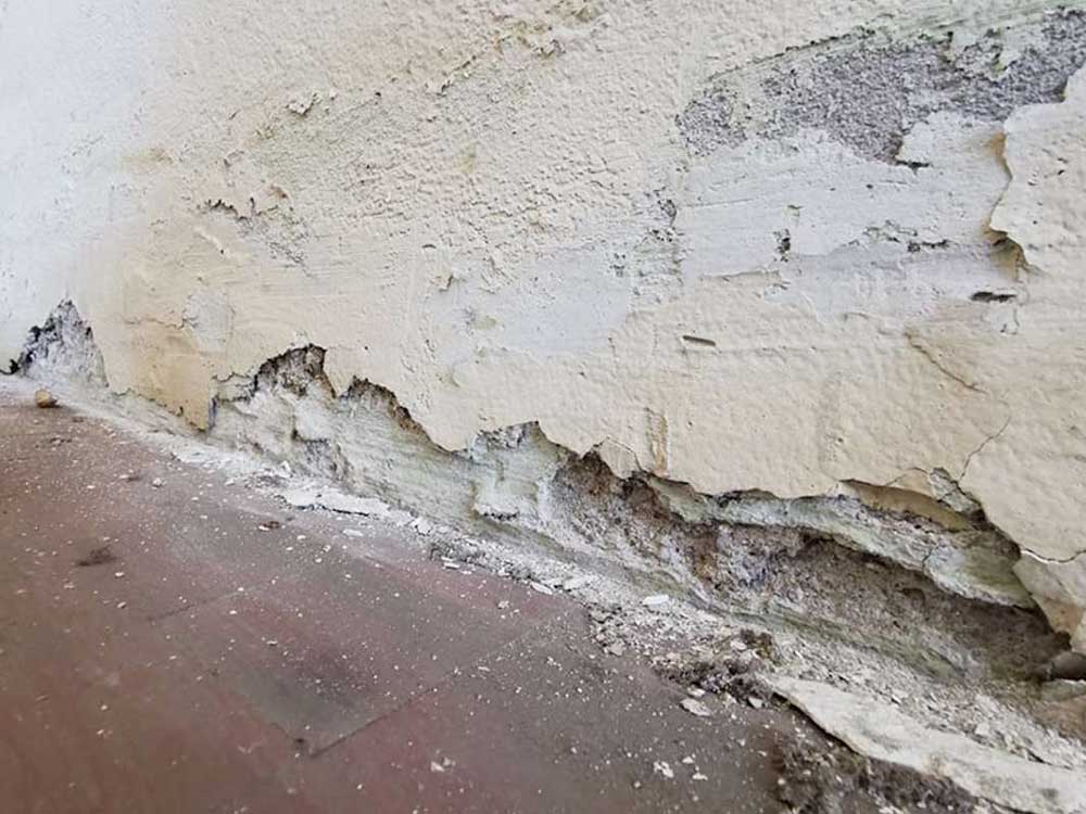 Muro di una abitazione rovinato dall'umidità di risalita.